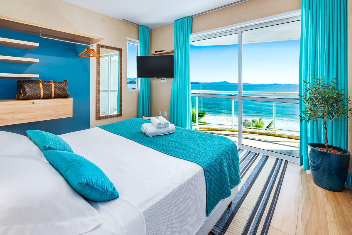 Acorde com vista para o mar: como o Palace Praia Hotel transforma sua estadia