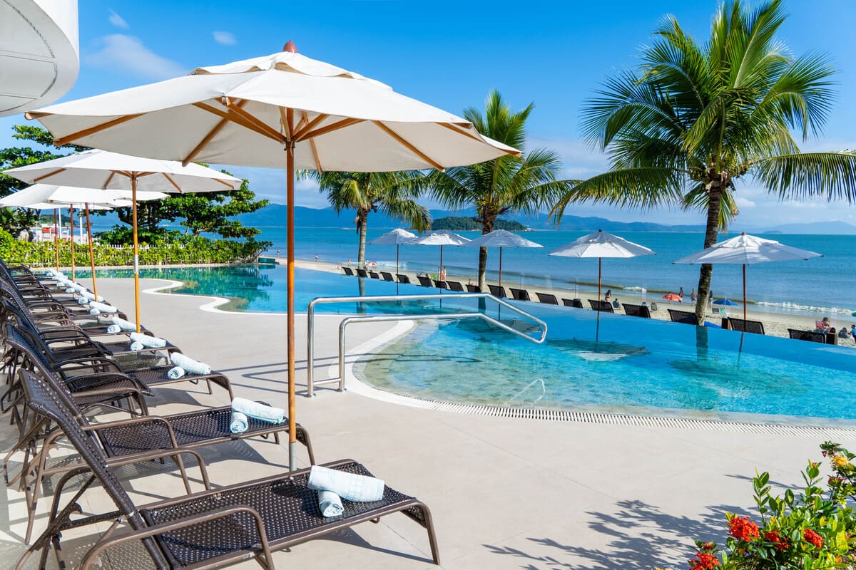 Hotel em Florianópolis pé na areia: o que esperar de uma estadia de frente para o mar